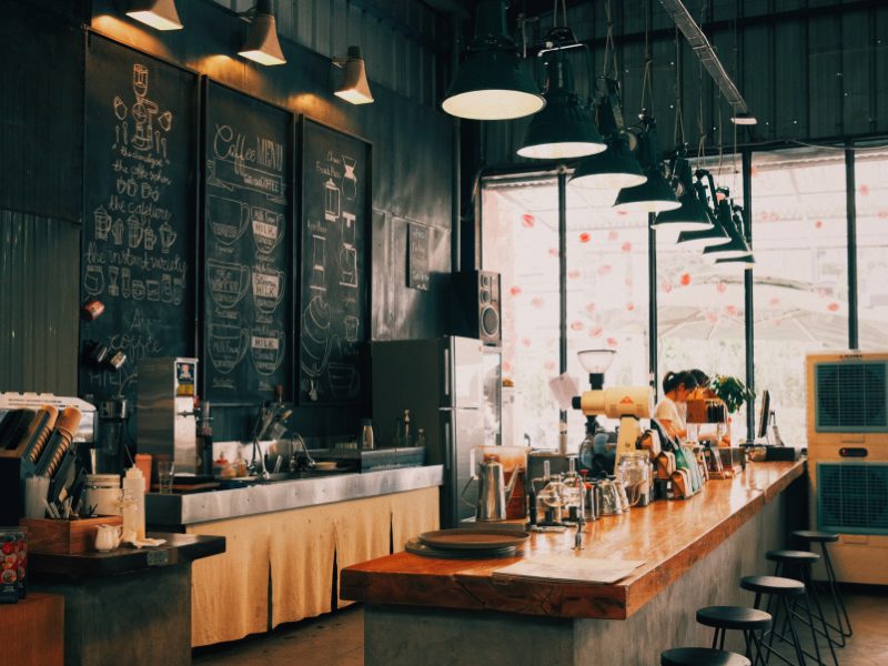 咖啡廳數位突圍戰略：從巷弄隱藏版到網路熱搜王的全方位行銷企劃提案