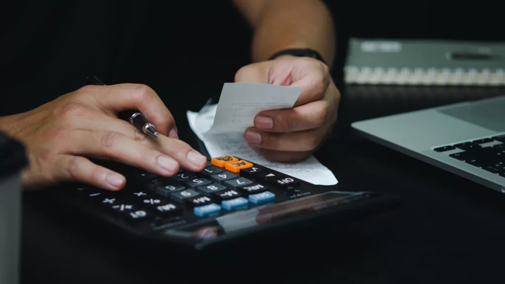 Plesk費用與授權怎麼買最省？2026最新攻略：避開隱藏成本陷阱，戰國策專業代管讓網站穩定不中斷戰國策集團